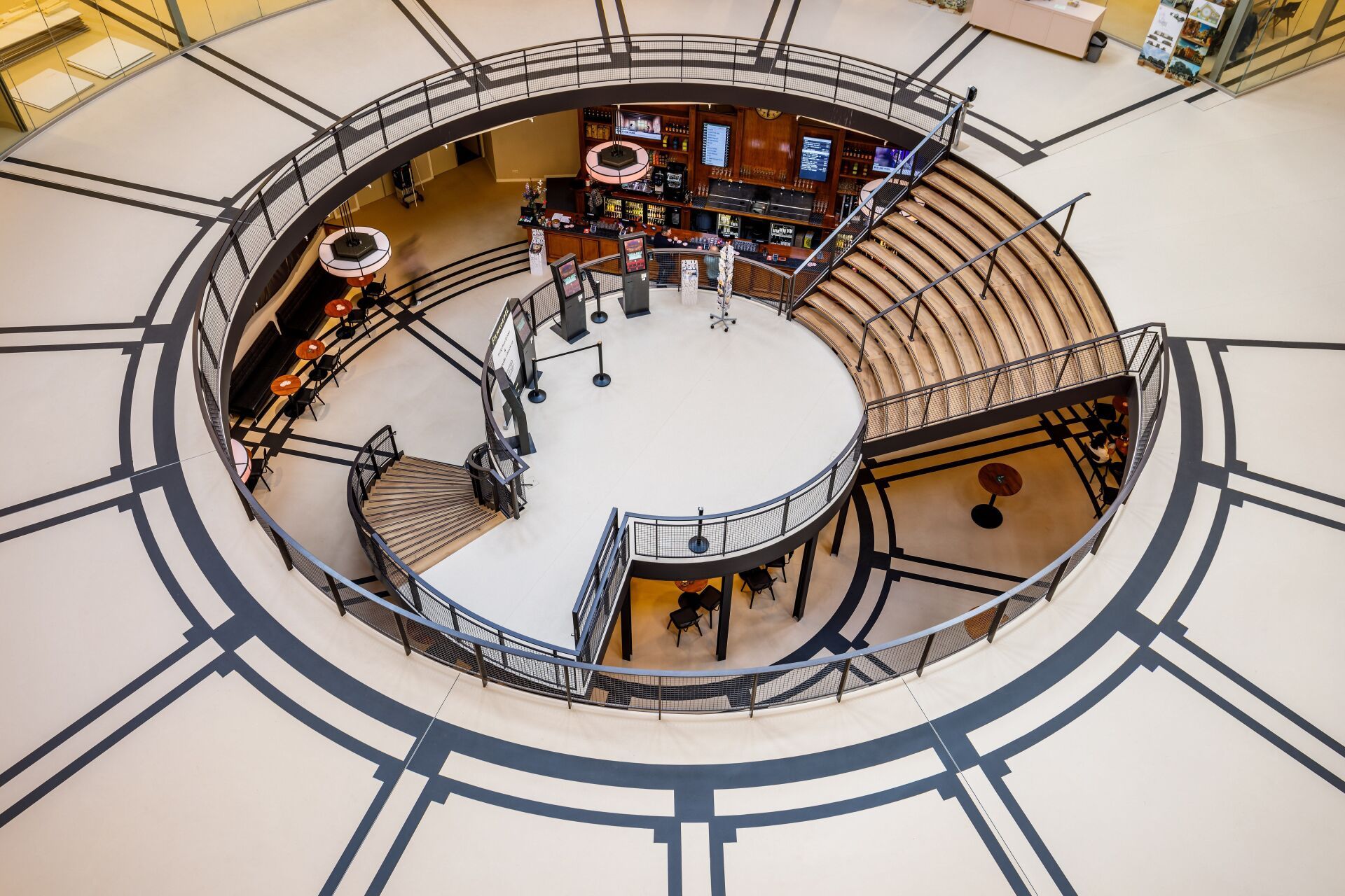 Un ancien pénitencier panoptique a été transformé en un bâtiment multifonctionnel accueillant grâce au linoleum. | Photo © Forbo SA Im Schulhaus Collège du Vigner in Saint-Blaise sorgt Linoleum in den Gängen und Treppenhäusern für belebende Farbakzente. 