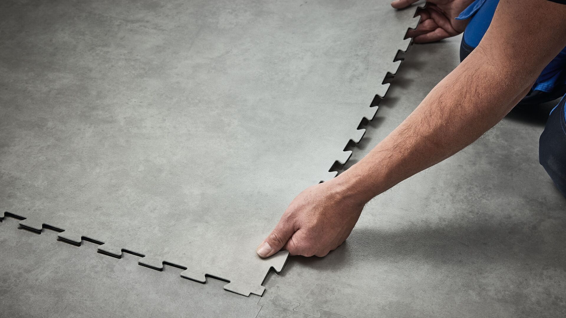 Das Verlegen von Allura Puzzle geht schnell und es ist kein Klebstoff nötig. | Foto: Forbo-Giubiasco SA Das Verlegen von Allura Puzzle geht schnell und es ist kein Klebstoff nötig. | Foto: Forbo-Giubiasco SA