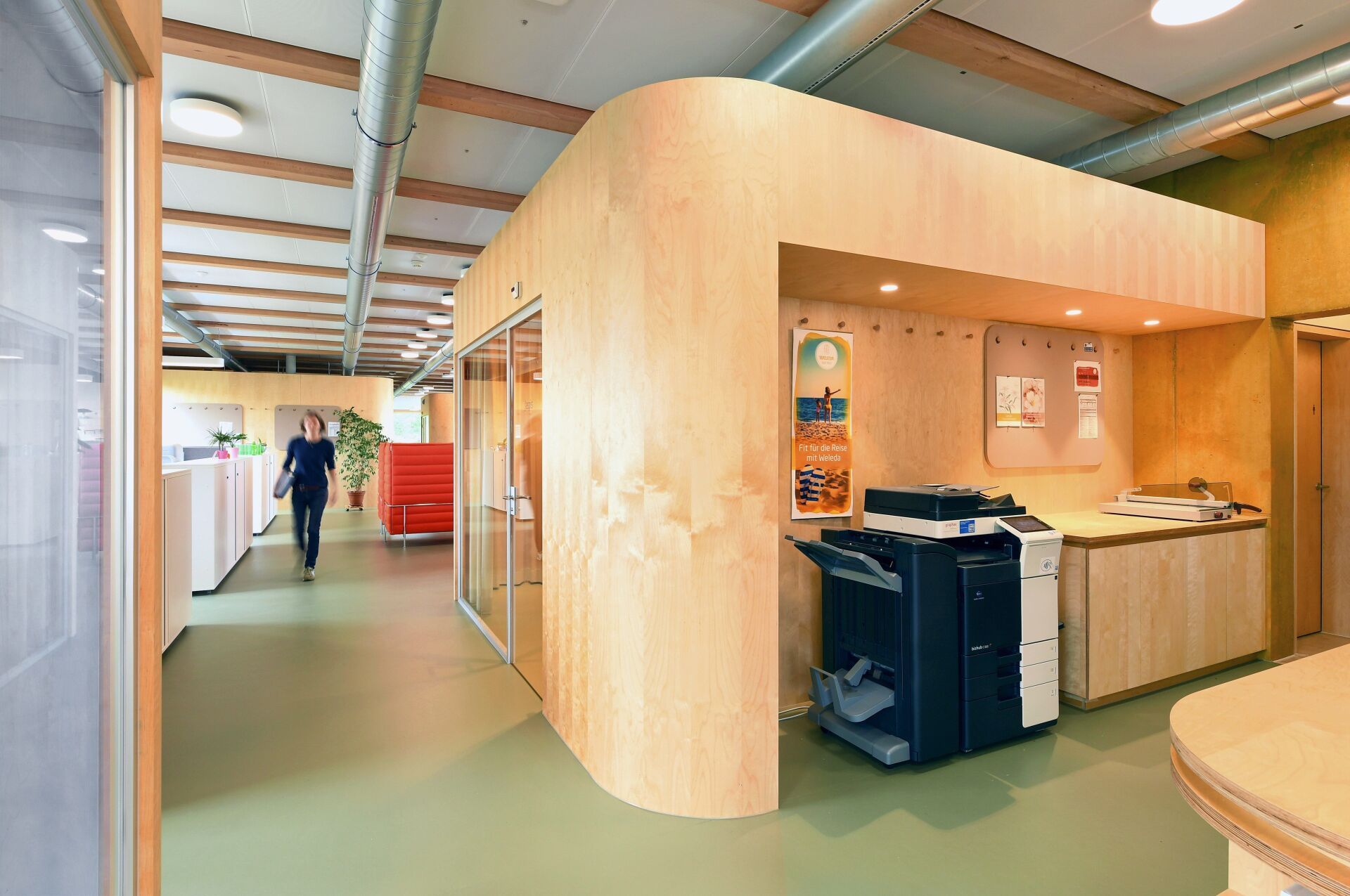 Für den Weleda-Hauptsitz in Arlesheim wurde ein Bodenbelag aus Marmoleum-Linoleum verwendet. Die Farbpalette dieses CO2-neutral hergestellten natürlichen Materials ist von der Natur inspiriert. Weleda-Hauptsitz in Arlesheim