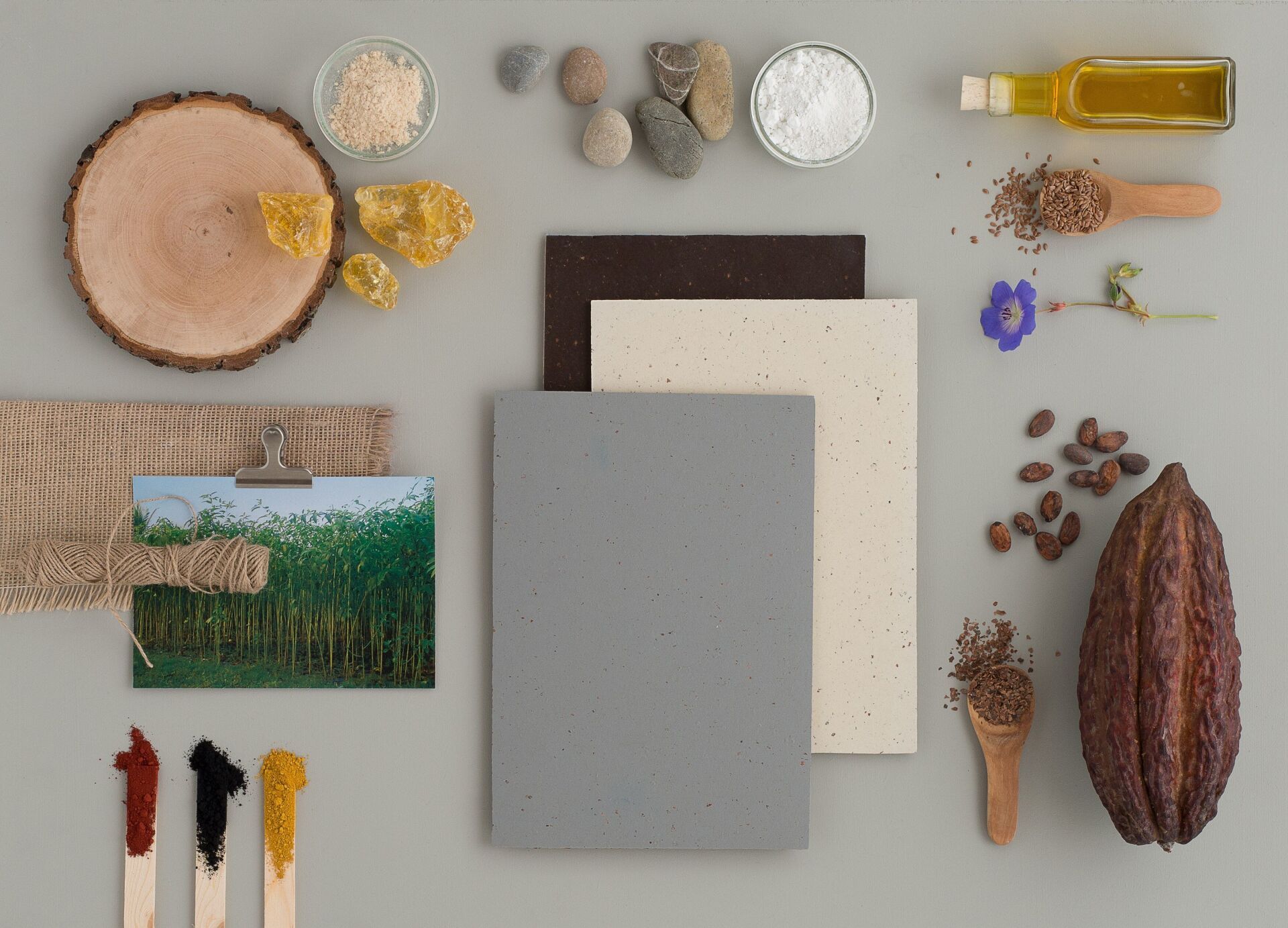 Das Naturprodukt Linoleum ist biologisch abbaubar. Als Upcycling werden ihm zum Teil natürliche Abfallprodukte wie Kakaobohnen-Schalen beigefügt. Linoleum hat bakteriostatische Eigenschaften. Linoleum