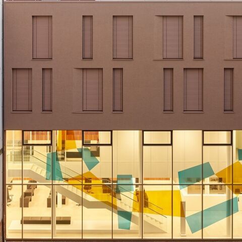 Architektonische Raffinesse mit Lamellenstoren