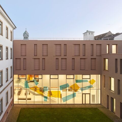 Architektonische Raffinesse mit Lamellenstoren